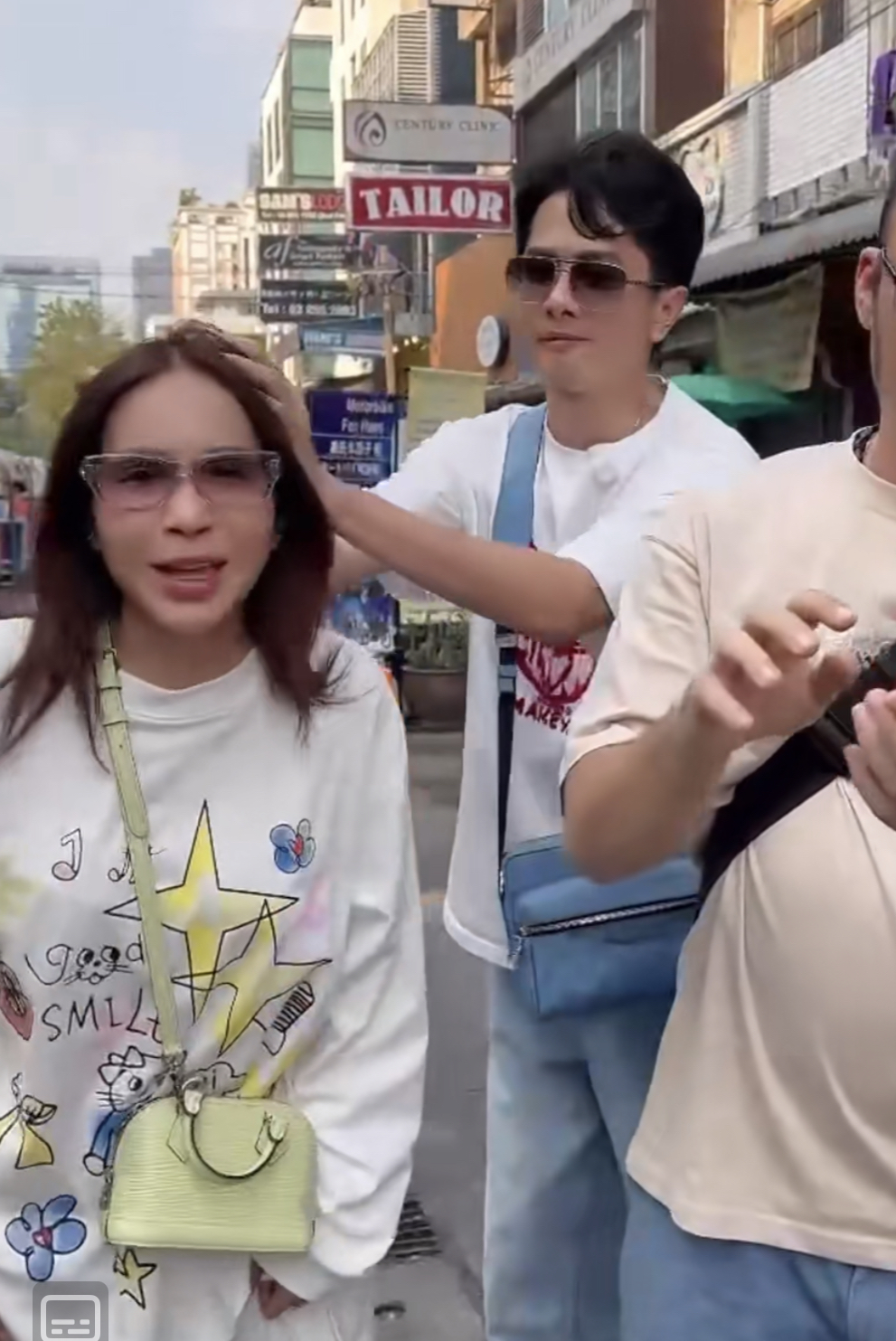 Huỳnh Phương không ngại thể hiện tình cảm, có hành động tình tứ với Khả Như khi đi du lịch hội bạn 