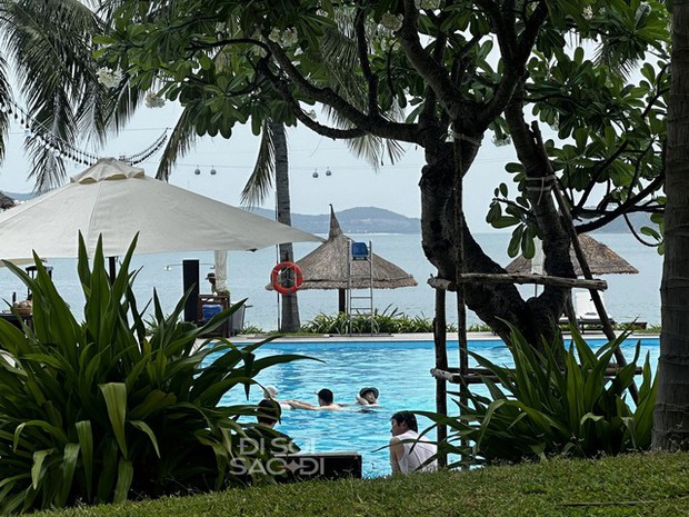 Nhìn từ xa cũng có thể thấy các diễn viên đang chơi đùa hết sức thoải mái tại bể bơi