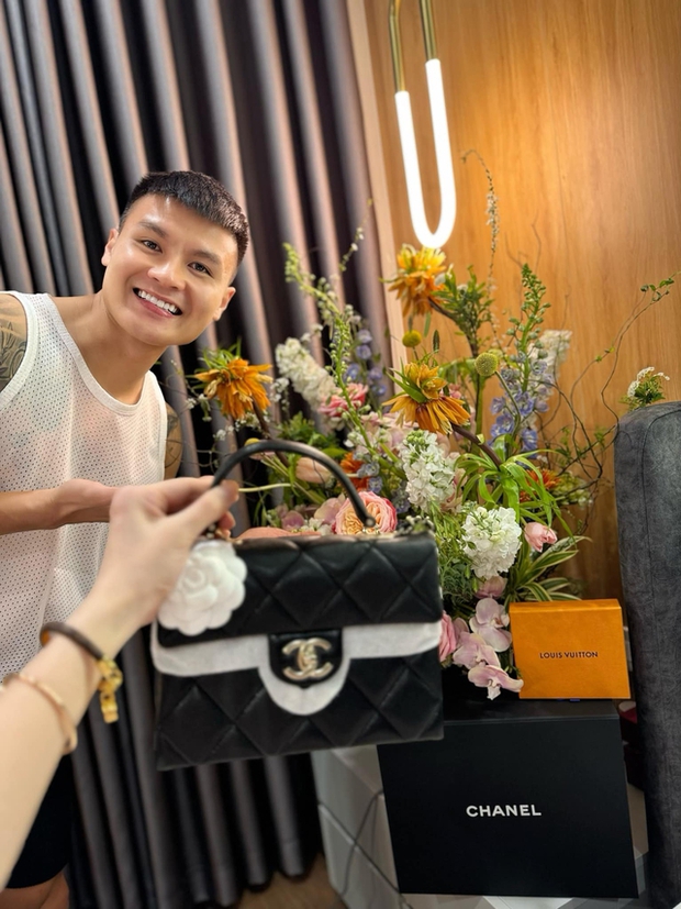 Quang Hải cưng chiều vợ khi chi đậm hơn 150 triệu mua quà 8/3.