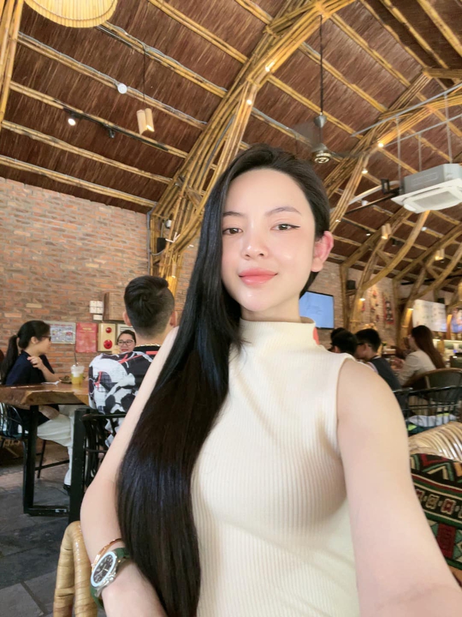 Cũng là selfie nhưng so với tấm hình bên phải cô chụp cách hơn 10 ngày trước, Chung Thanh Huyền hiện tại đang dùng app lố tay?