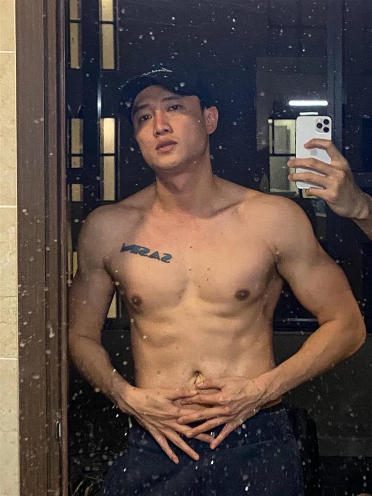 Quốc Trường sở hữu vẻ ngoài điển trai, phong độ đúng chuẩn mỹ nam Vbiz