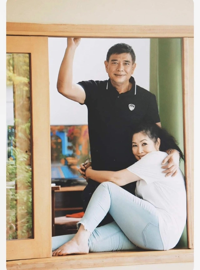 Gần 30 năm gắn bó, vợ chồng Hồng Vân - Lê Tuấn Anh vẫn ngọt ngào như thuở ban đầu