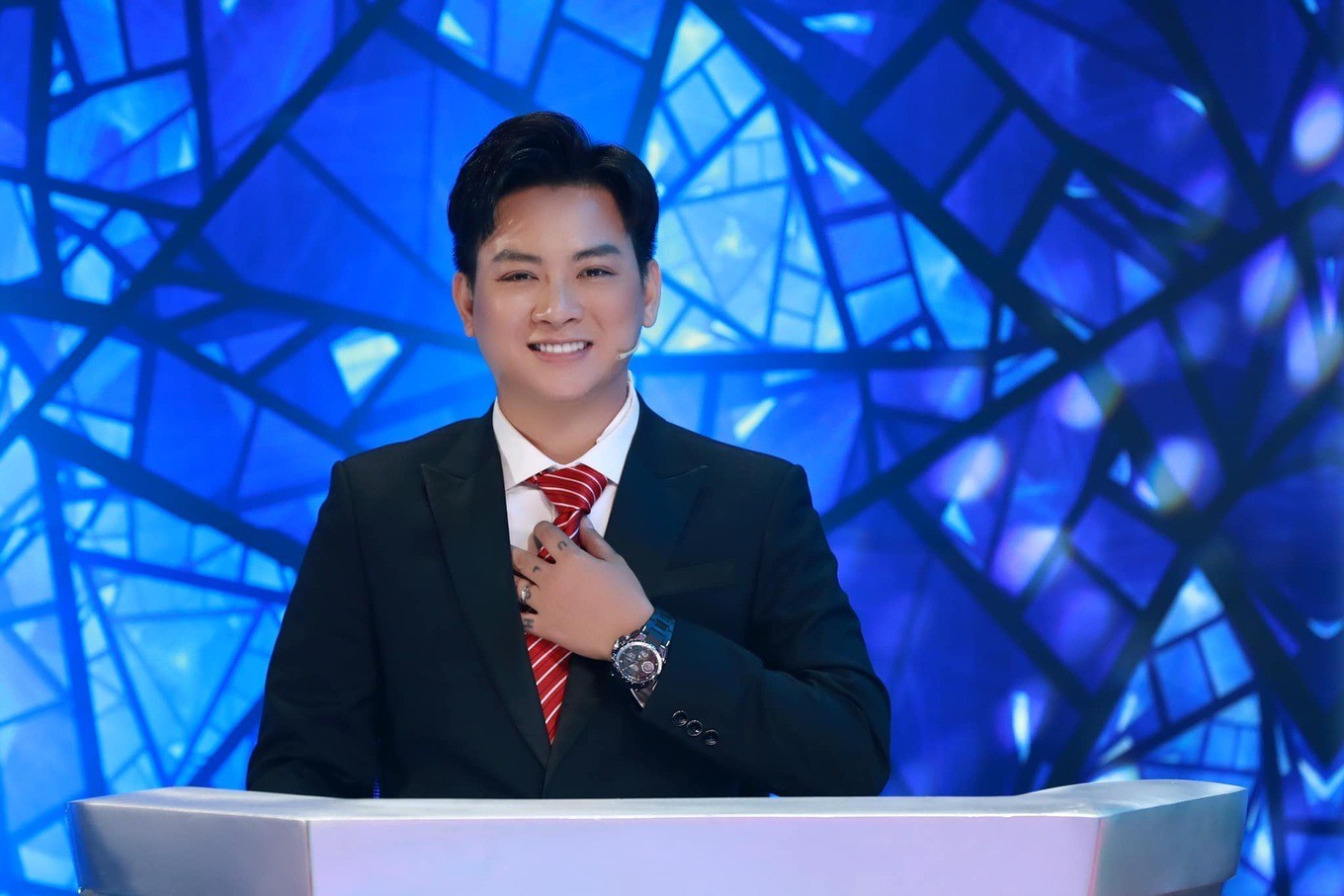 Trong show Sàn chiến giọng hát lên sóng năm 2023, Hoài Lâm chia sẻ anh đã phải trải qua quãng thời gian tiêu cực, không thể tìm thấy điều khiến bản thân phấn chấn. May mắn thay, hành trình đó đã khép lại.