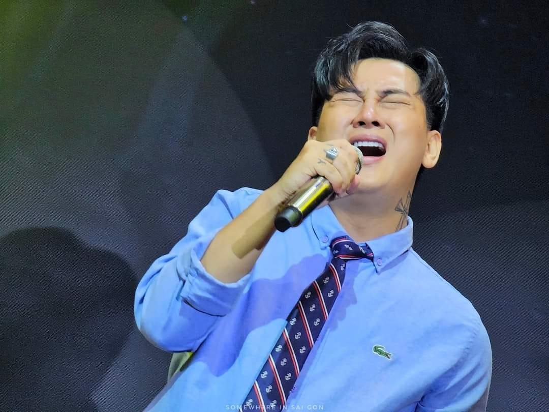 Qua thời đỉnh cao, Hoài Lâm vẫn thu hút tệp khán giả riêng. Anh cover nhiều ca khúc nhạc trẻ nhưng nhận nhiều ý kiến trái chiều về giọng hát. Khi bị chê giọng hát xuống cấp, anh lên tiếng: “Nghệ sĩ muốn hát cao, trước hết phải đứng trước nhiều khán giả hát bài thấp, sau đó chứng tỏ thực lực bằng quãng giọng cao. Lâu quá rồi tôi không đứng ở sân khấu lớn và hát trước nhiều người, do đó giọng của tôi thấp xuống. Đó cũng là điều đương nhiên thôi