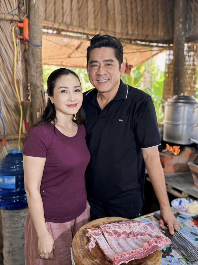 Huỳnh Anh Tuấn tiếp đón Khánh Huyền trong căn nhà vườn của mình, nam diễn viên mời đồng nghiệp món sườn khìa nước dừa và xôi bắp