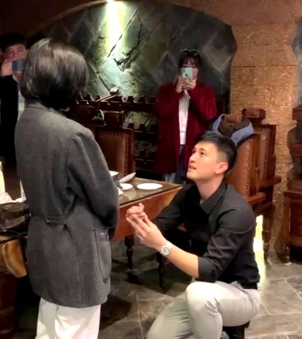 Tháng 2/2021, nữ MC đã được nam diễn viên Huỳnh Anh cầu hôn lãng mạn