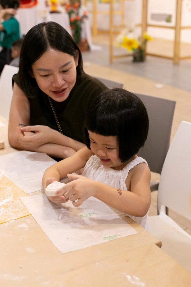 Vợ chồng Lan Anh dành thời gian cho 2 em bé