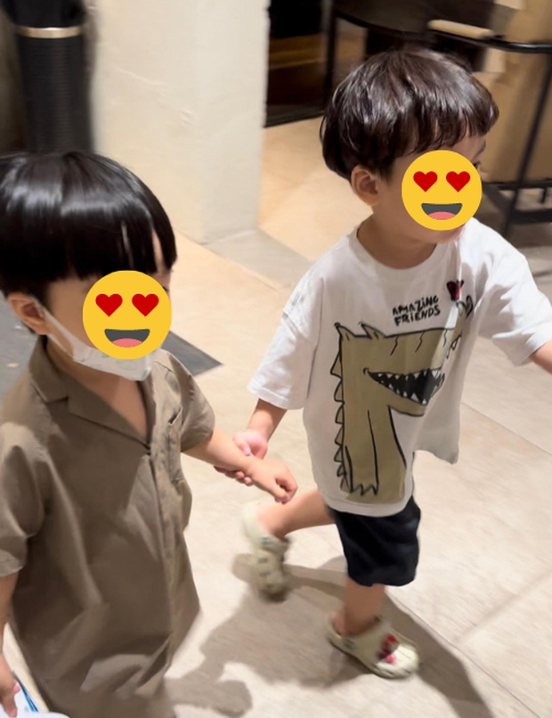 Con trai Công Phượng (trái) nắm tay con trai Huy Toàn (phải) (Ảnh: FBNV)