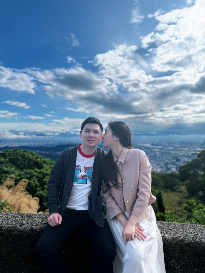 Hình ảnh gần gũi có phần dễ thương của chủ tịch CLB Hà Nội mỗi lần ở cạnh vợ