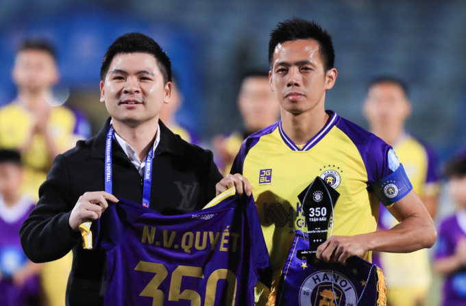 Chủ tịch đội bóng tặng chiếc áo tri ấn trận đấu thứ 350 của Văn Quyết cho CLB Hà Nội