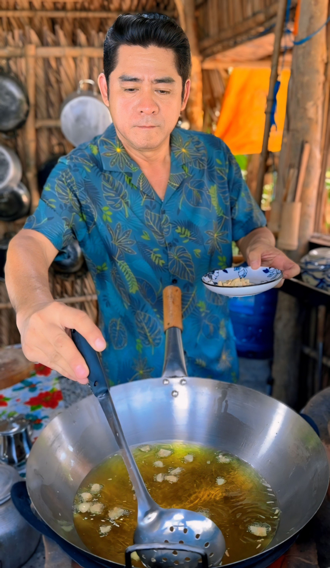 Nam thần một thời được khán giả yêu thích qua những clip trổ tài nấu ăn trên Tiktok