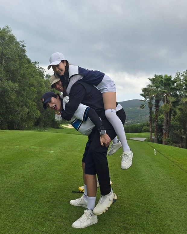 Khoảnh khắc Lee Yi Kyung cõng cả 2 bạn diễn Na In Woo - Park Min Young nhanh chóng viral trên mạng xã hội. Netizen thán phục sức lực không vừa của nam diễn viên, đồng thời so sánh khung hình này với 3 chú gấu trong phim We Bare Bears