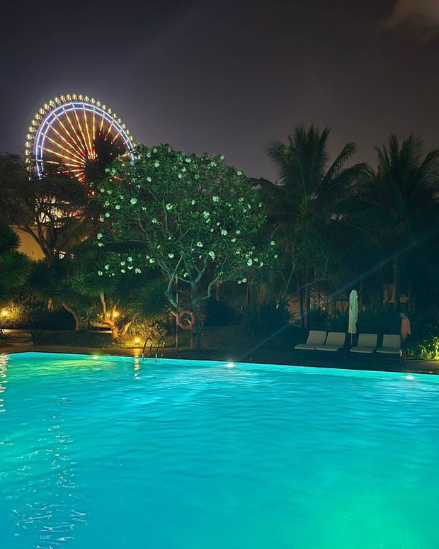 ... cùng những giây phút thư giãn bên bể bơi