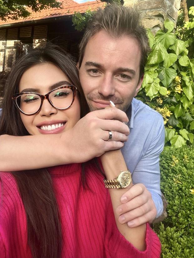 Minh Tú từng được cầu hôn nhiều lần nhưng chưa sẵn sàng, sau đó cô chủ động đeo nhẫn cho bạn trai trước mặt gia đình tại Đức