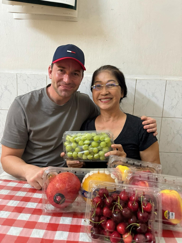 Chris thường dành thời gian về thăm mẹ Minh Tú. Nữ siêu mẫu cho biết anh là người sống tình cảm, coi trọng gia đình