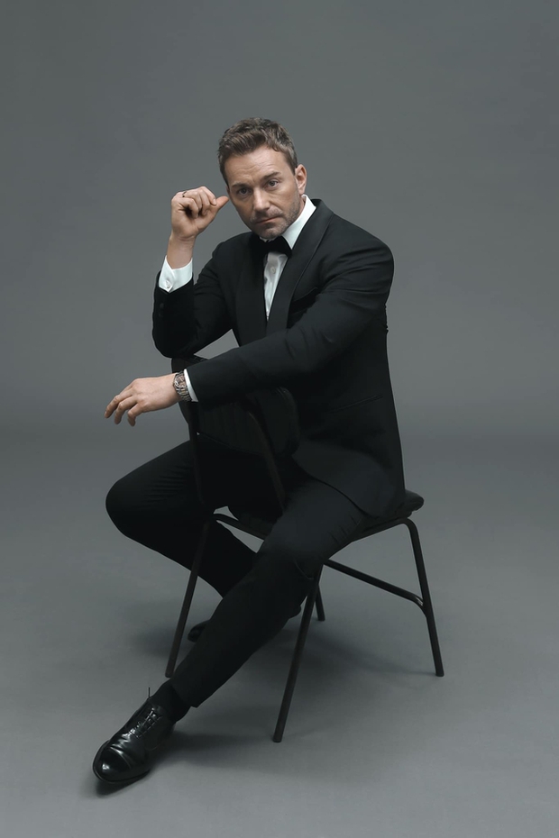 Chris và Minh Tú đã chụp ảnh cưới, nữ siêu mẫu phải bất ngờ mỗi khi vị hôn phu tạo dáng trước ống kính