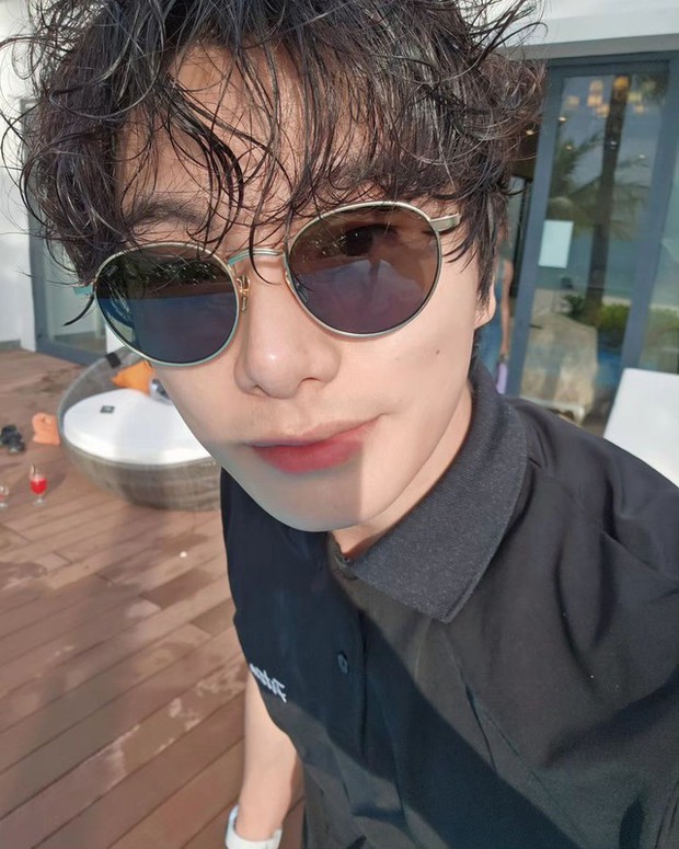 Bỏ đi nét diễn bỉ ổi trong phim, Lee Yi Kyung lột xác dễ thương hẳn với kiểu tóc xoăn mới