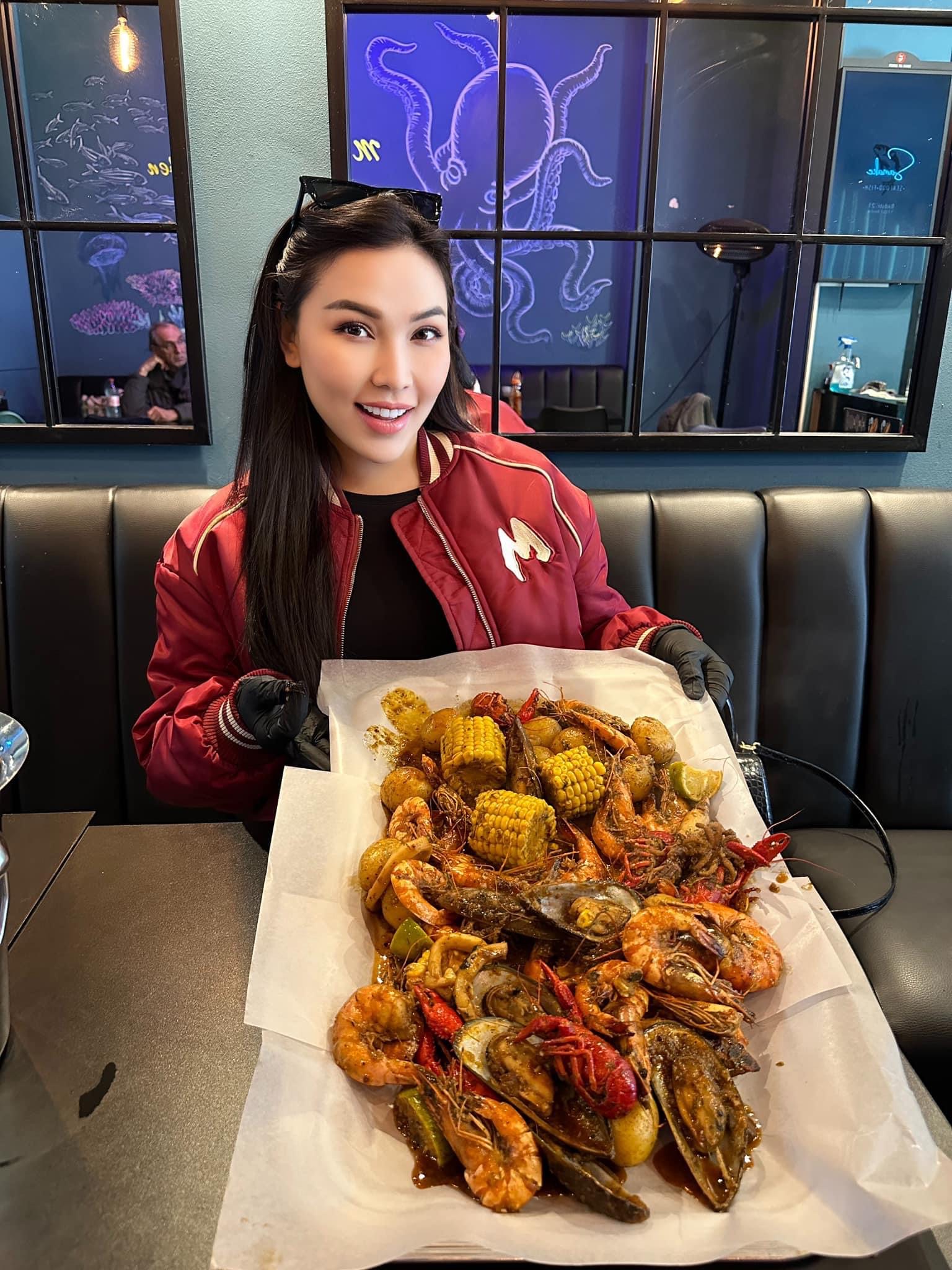 Quỳnh Thư khoe ảnh lộ diện tươi tắn check-in tại Đức