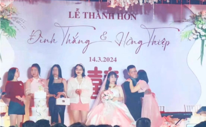 Đại diện người yêu cũ ôm chú rể và phát biểu chúc phúc trong lễ cưới