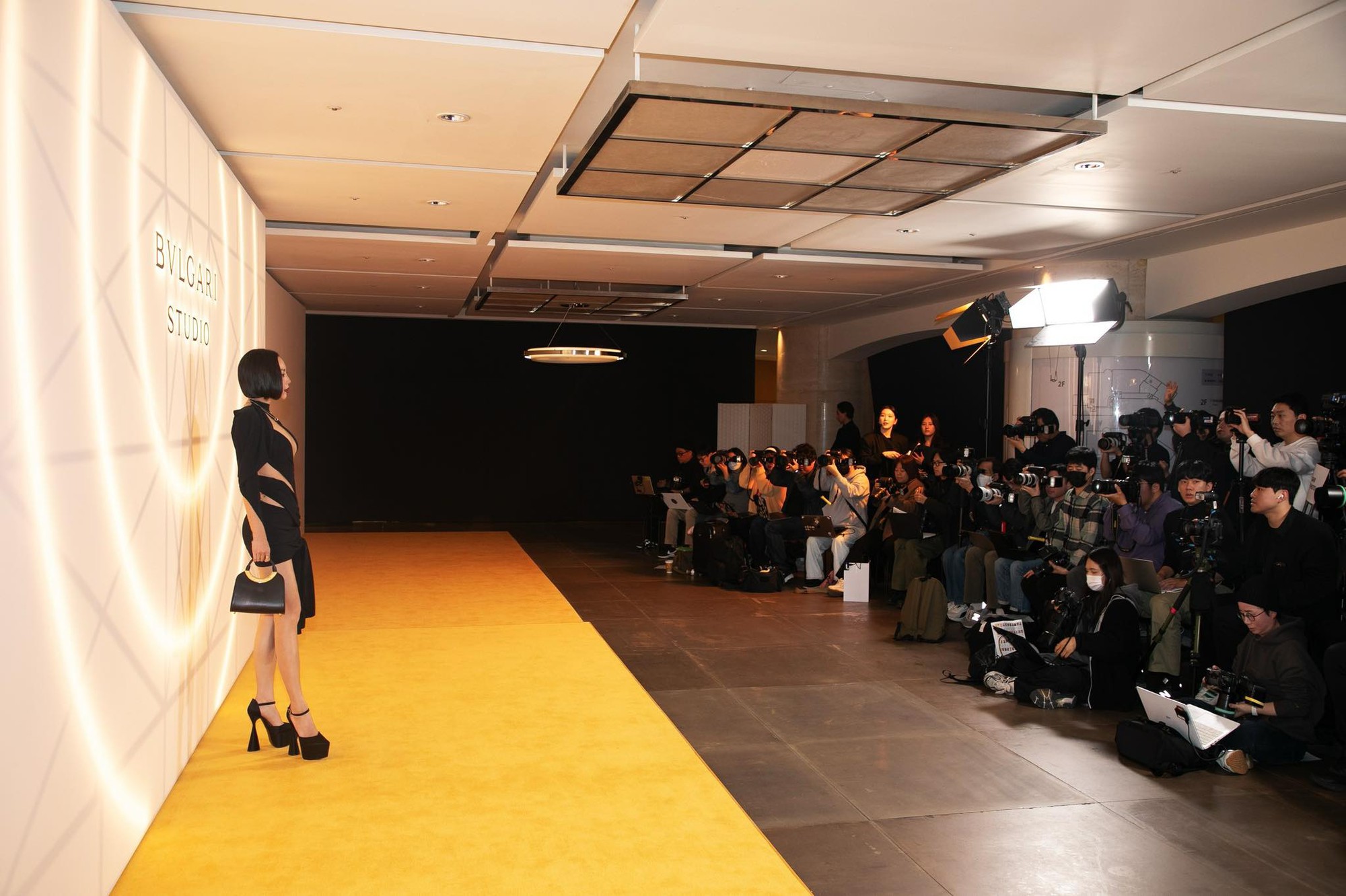 Đại diện Việt Nam cũng nhận được sự săn đón của truyền thông quốc tế