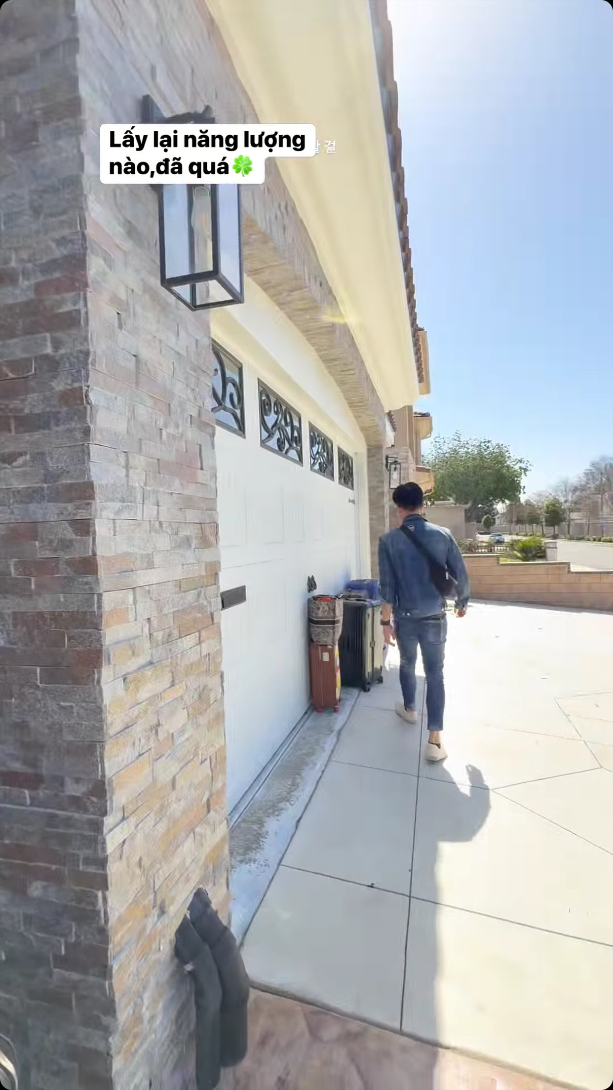 Được biết, cô được bạn trai Lâm Bảo Châu tháp tùng sang Mỹ công tác. Sau khi đáp chuyến bay dài, cả hai trở về nhà nghỉ ngơi lấy sức cho buổi diễn tới