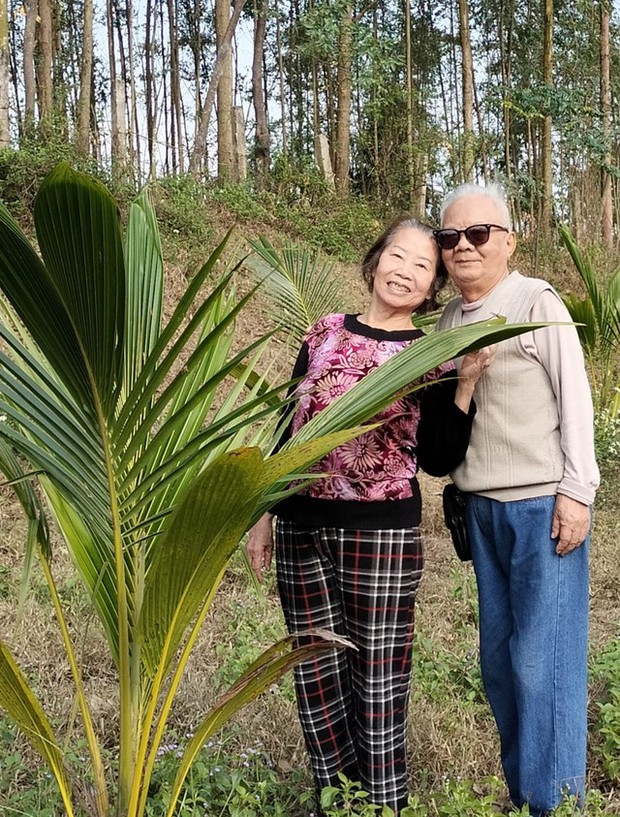 Dù đã cao tuổi, nhưng tình yêu ông bà dành cho nhau không thiếu sự lãng mạn.