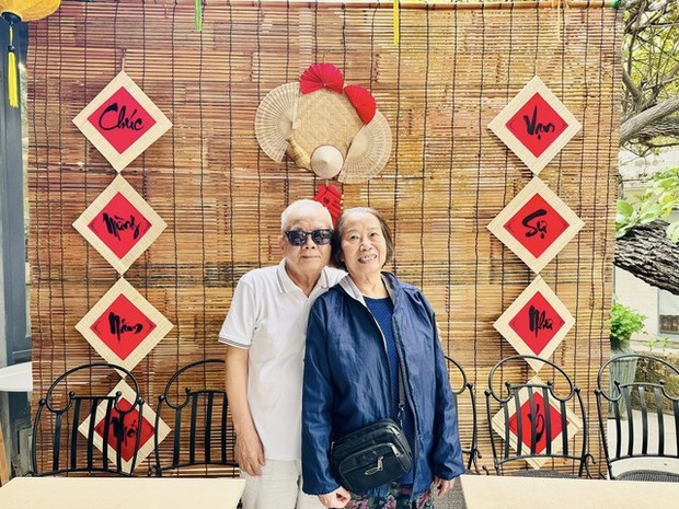 Ông bà thường cùng nhau đi khắp nơi.