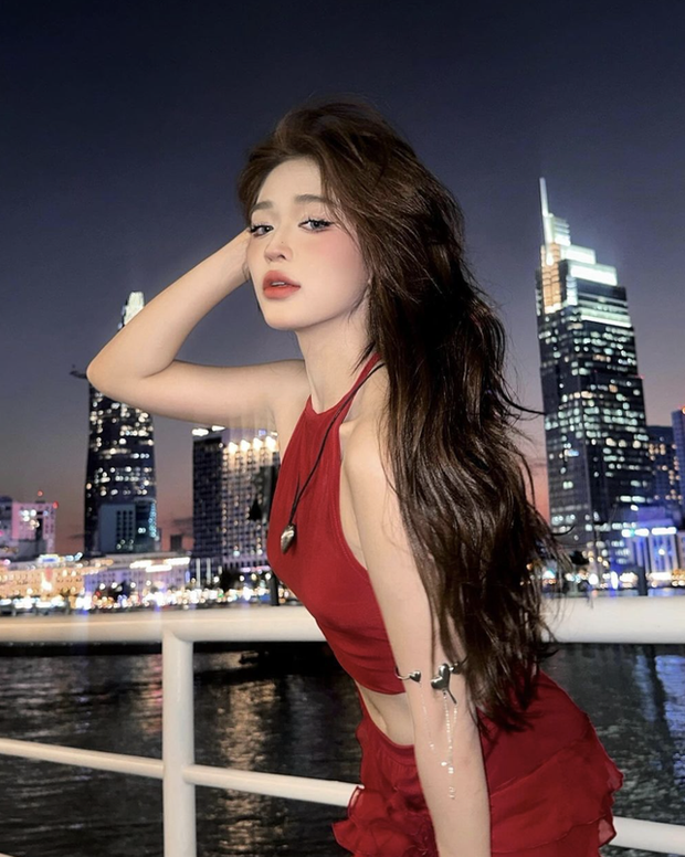 Nhờ chăm sóc da dẻ kỹ lưỡng lúc mặt mộc nên khi trang điểm và ăn mặc chuẩn 