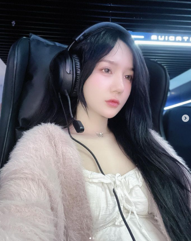 Trên mạng xã hội, Thiên Thy thường xuyên làm các fan 