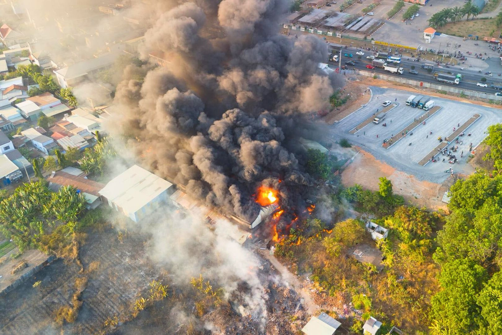 Toàn cảnh hiện trường vụ cháy nhìn từ trên cao. Ảnh: X.Q