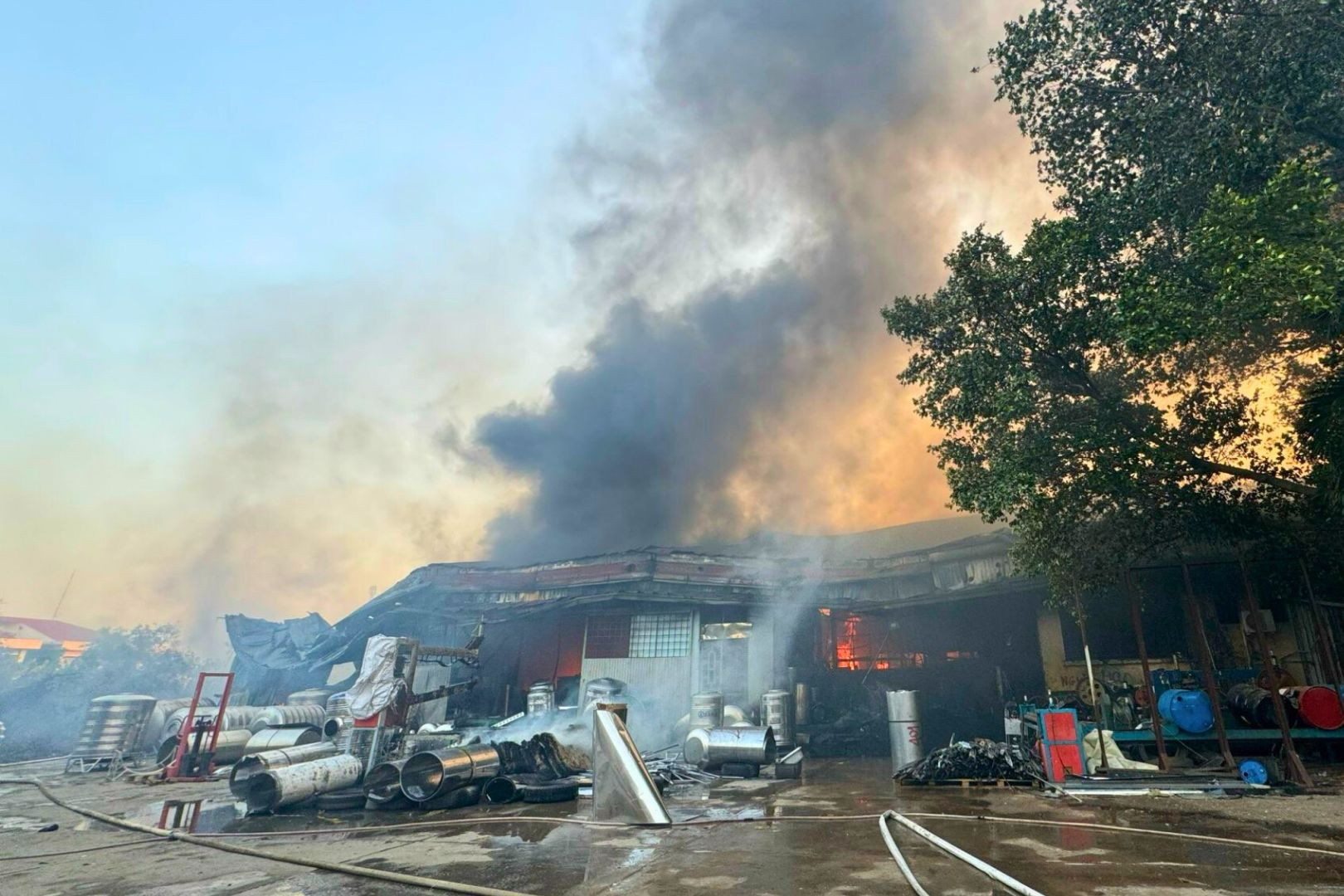 Nhiều tài sản bên trong công ty bị thiêu rụi, hư hỏng nặng. Ảnh: X.Q