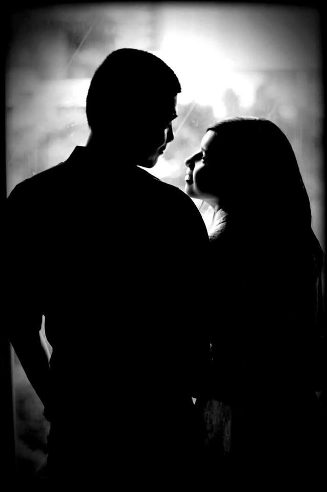 Bức ảnh chụp cùng người phụ nữ bí ẩn được Quang Sự đăng tải trên trang cá nhân