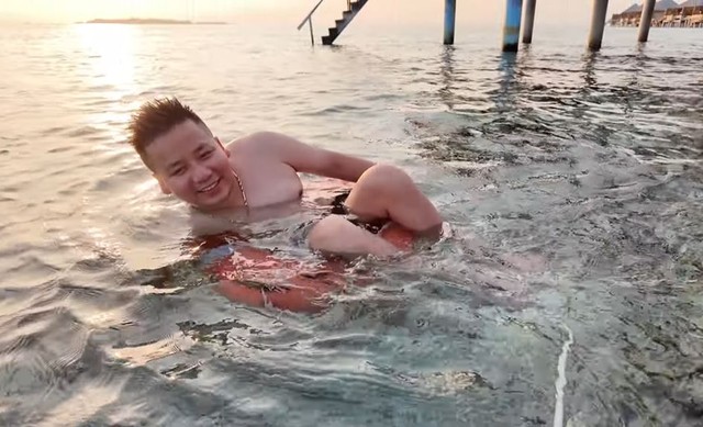 Cách tắm biển hài hước của Khoa Pug. 