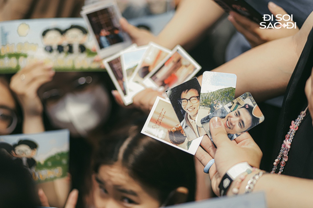 Ninh Dương Story còn có hẳn card bo góc như idol.