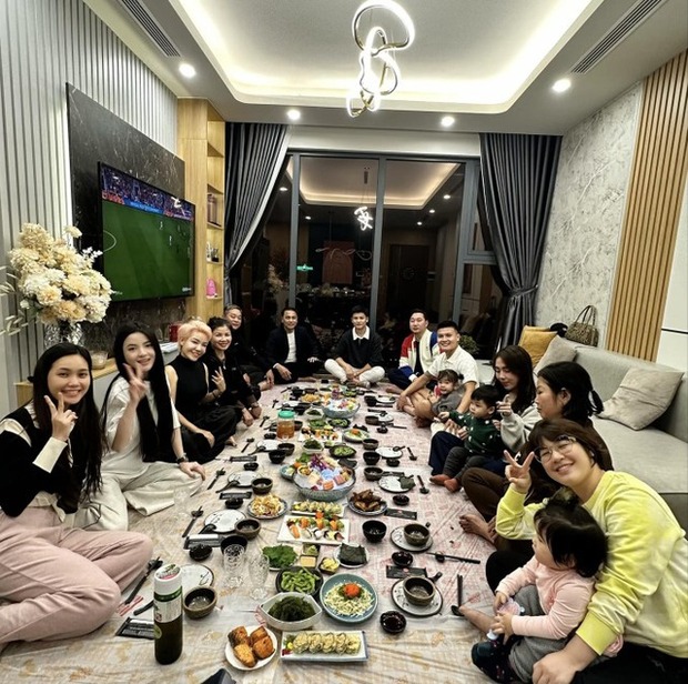 Gia đình 2 bên quây quần tại nhà Quang Hải - Chu Thanh Huyền