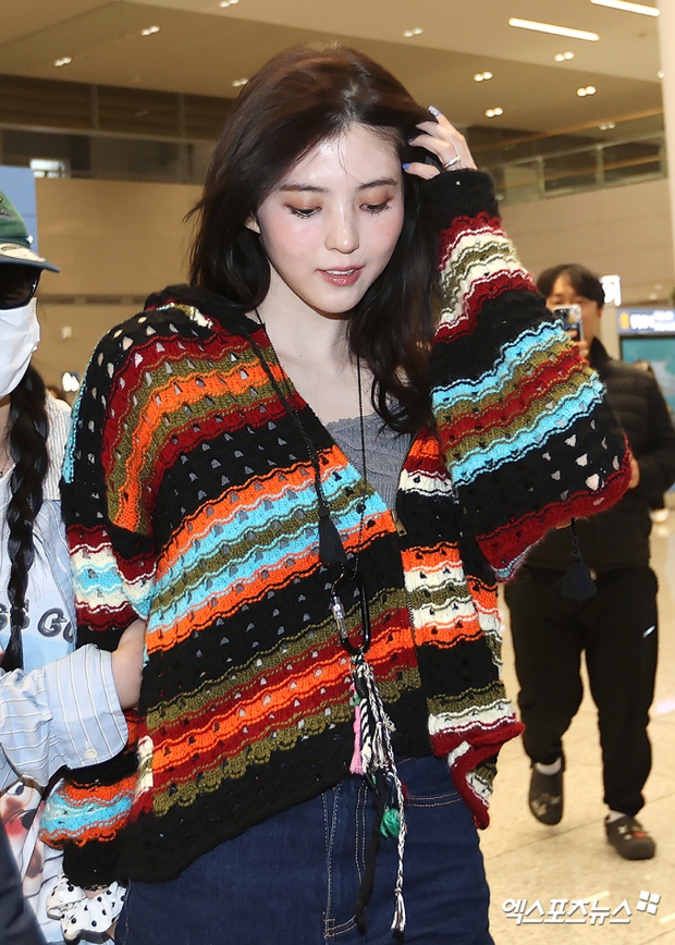 Xportsnews còn soi ra chiếc nhẫn lấp lánh trên ngón áp út Han So Hee. Nữ diễn viên còn cố tình vuốt tóc để khoe nhẫn. Phải chăng chuyện tình mới của cô đã tiến triển nhanh đến mức đính hôn rồi?