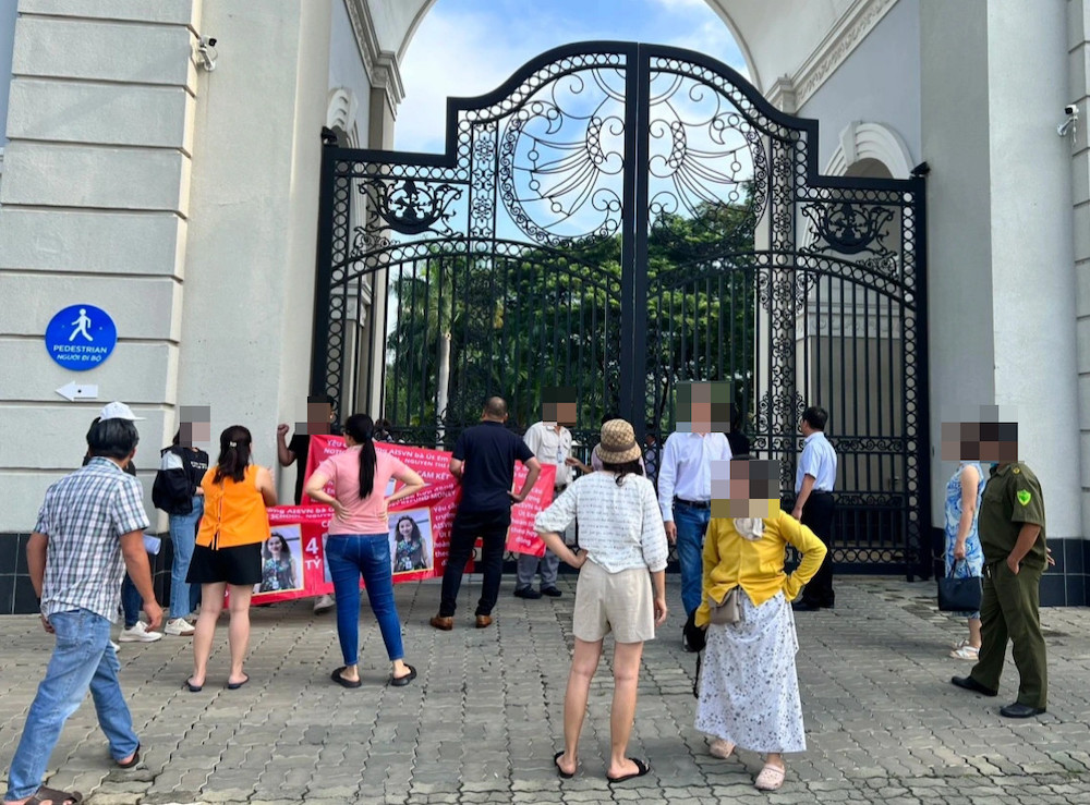 Phụ huynh từng vây cổng đòi nợ Trường Quốc tế Mỹ Việt Nam (Ảnh: PHCC)