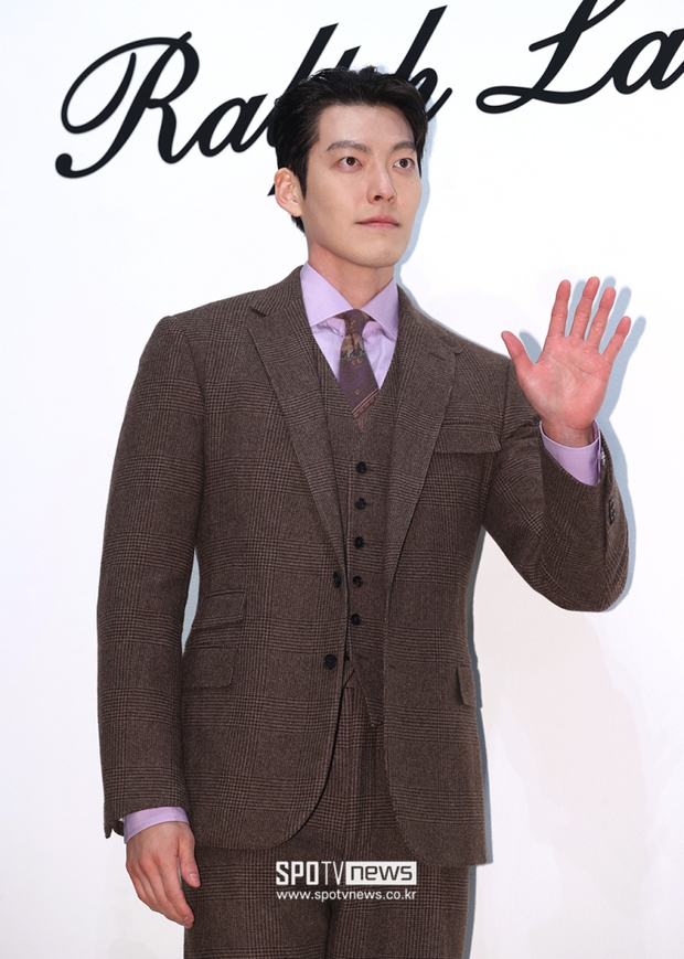 Ở tuổi 35, Kim Woo Bin sở hữu làn da, gương mặt trẻ trung đáng ngưỡng mộ. Với đẳng cấp visual này, ngôi sao Black Knight không hổ danh là 1 trong những nam thần hàng đầu xứ Hàn