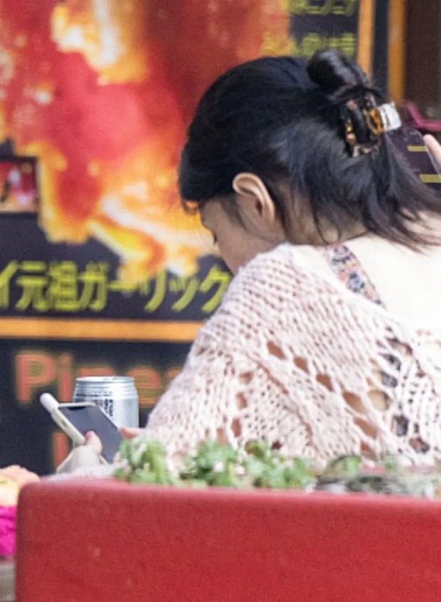 Ngay lập tức, Dispatch có động thái giúp đỡ Han So Hee khi chỉnh sửa, làm mờ hẳn màn hình điện thoại của nữ diễn viên