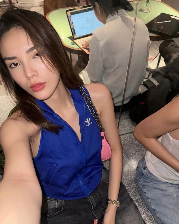 Bóng dáng qua ai đó quen quen trong bức ảnh selfie được Kỳ Duyên đăng lên trang cá nhân vào ngày 18/3