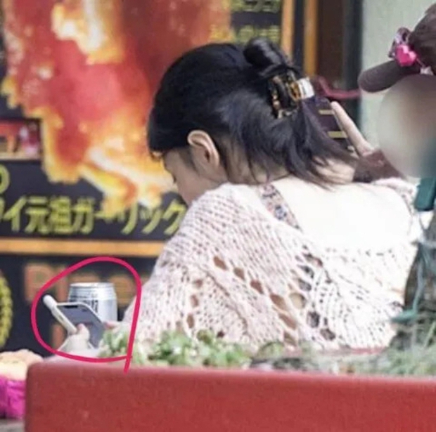 Ở bài đăng gốc, màn hình điện thoại cho thấy Han So Hee đang chăm chú theo dõi phản ứng của khán giả trên 1 diễn đàn trước tin nữ diễn viên công khai mối quan hệ với tài tử Ryu Jun Yeol. Động thái này khiến nhiều netizen mỉa mai nữ diễn viên Thế Giới Hôn Nhân