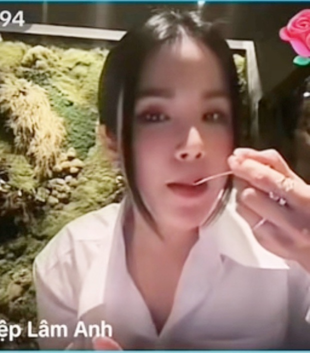 Trên sóng livestream, Diệp Lâm Anh không trả lời mà chỉ tập trung vào ăn uống