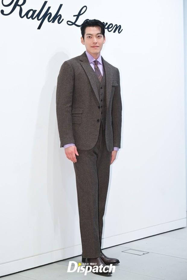 Nam thần xứ Hàn khoác lên mình bộ suit kẻ sọc lịch lãm, khoe vóc dáng cao ráo, vững chãi. Tờ Spotvnews khen Kim Woo Bin sở hữu 