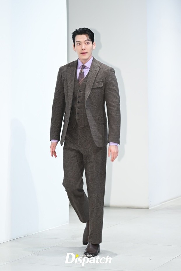 Ngay từ giây phút xuất hiện, Kim Woo Bin đã khiến mọi người phải ố á với vẻ ngoài cực kỳ điển trai và bảnh bao như tổng tài
