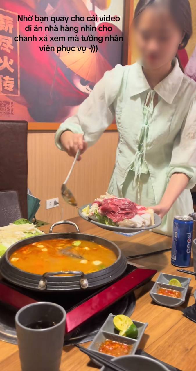 Nghe bạn thân đứng dậy chụp ảnh đi ăn nhà hàng kiểu chanh xả và cái kết không thể buồn hơn.