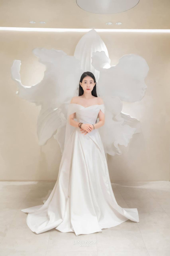 Cô dâu của Hồng Duy khoe nhan sắc xinh đẹp