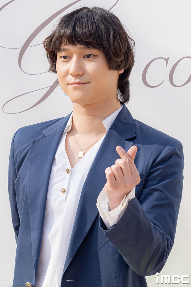 Nhiều ý kiến cho rằng gương mặt tròn xoe, lộ ngấn mỡ đã dìm hàng visual của Go Kyung Pyo