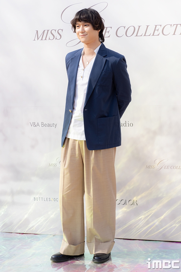 Cơ thể anh nặng nề và to lớn hơn hẳn mọi khi. Loạt ảnh tài tử dự sự kiện nhanh chóng gây bão mạng, được netizen khắp nơi quan tâm bàn luận