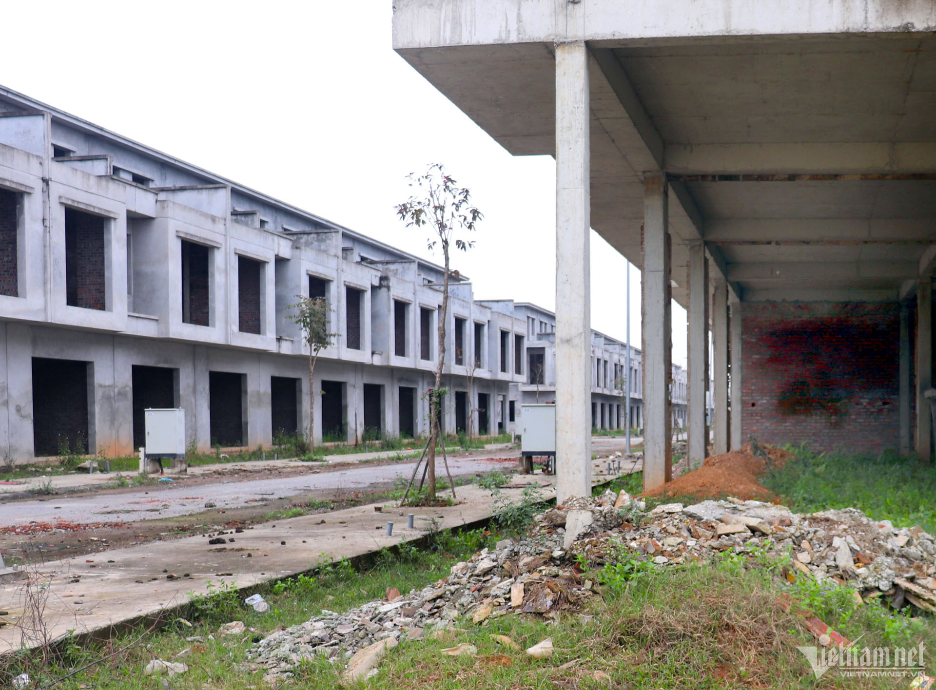 Loạt căn nhà xây thô đang có dấu hiệu xuống cấp ở dự án chợ đầu mối huyện Vĩnh Tường. Ảnh: Xuân Hậu