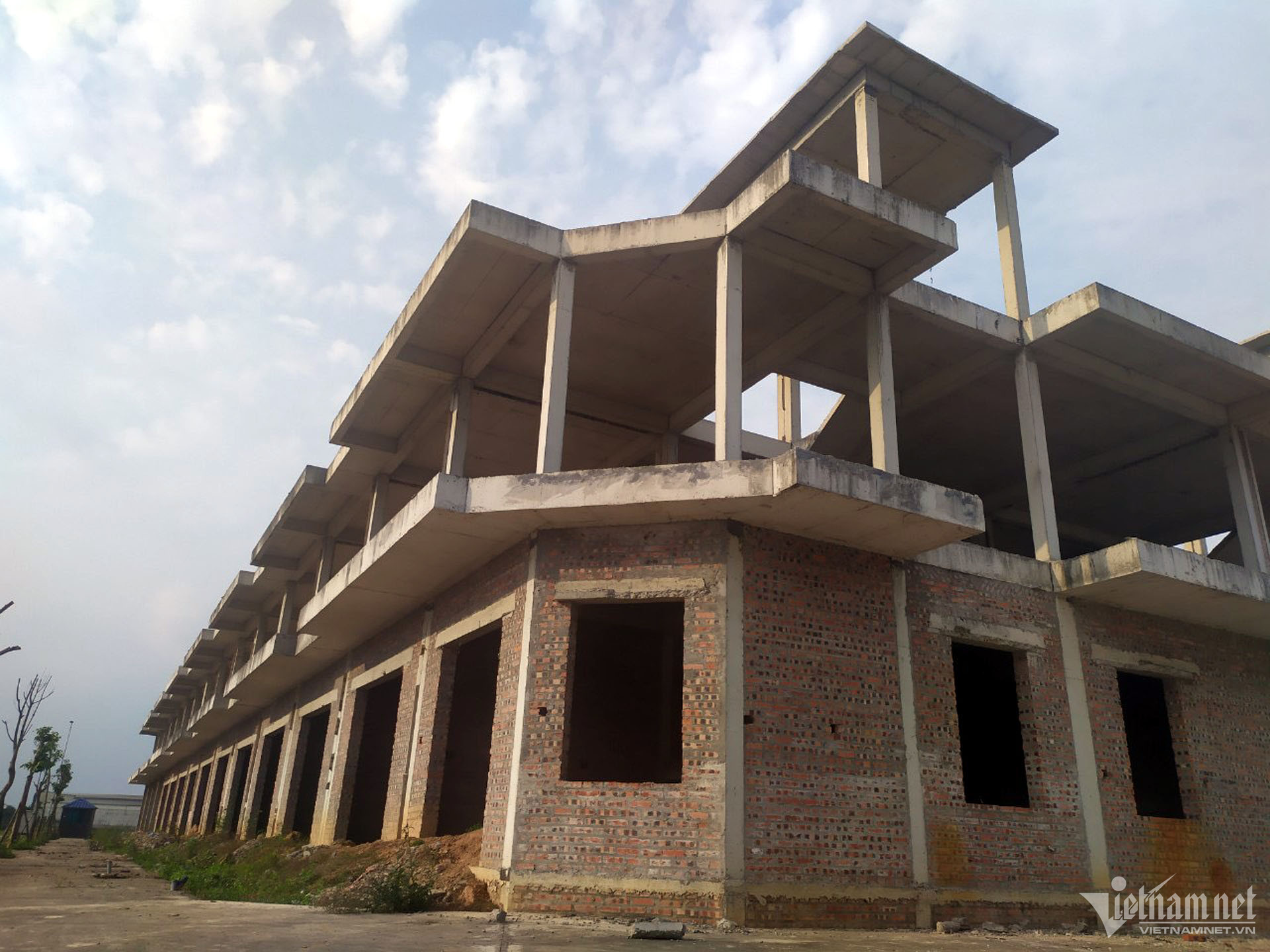 Dãy liền kề còn đang xây dựng dang dở. Ảnh Khôi Lâm